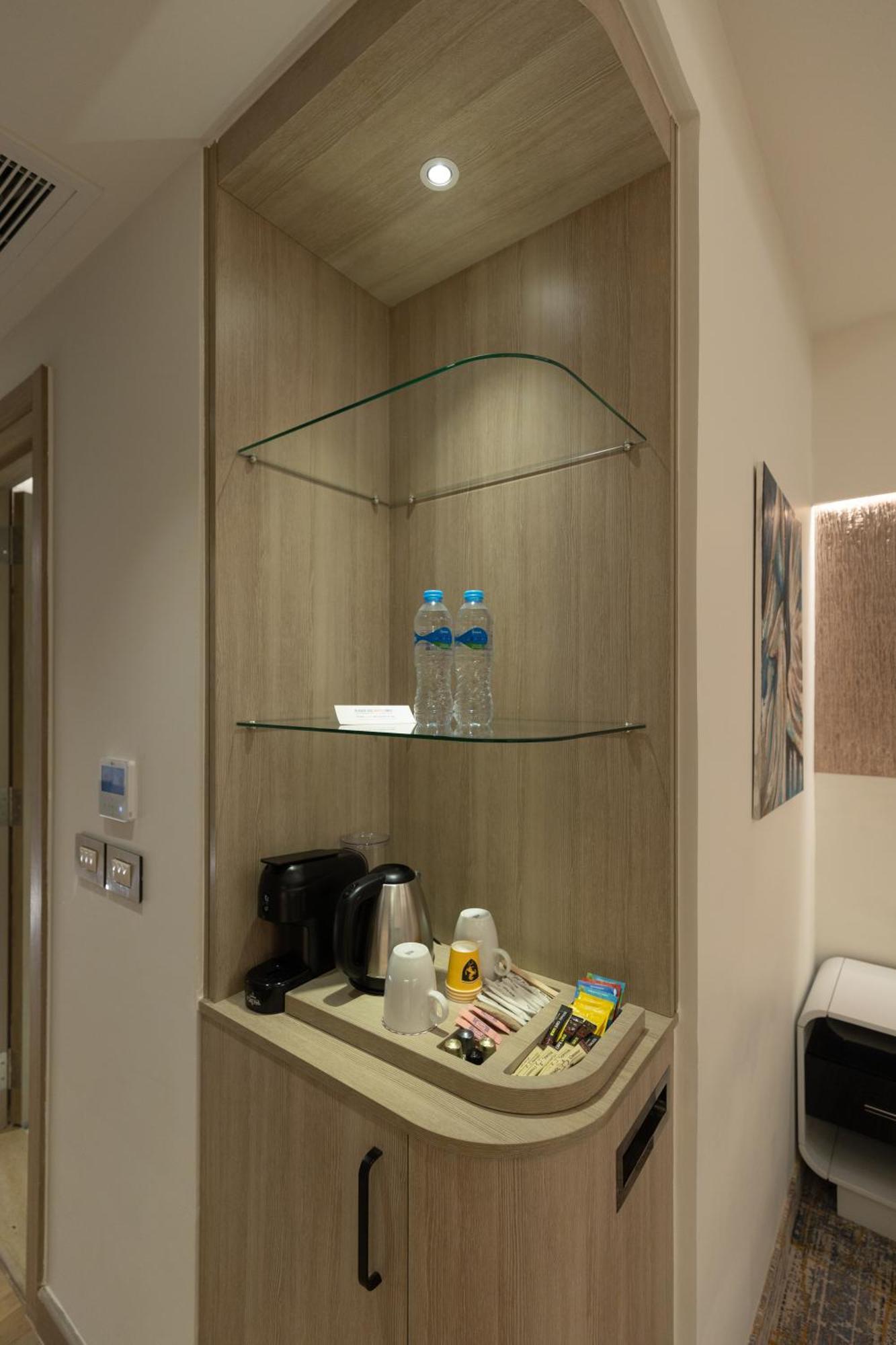 Mirage Hotel & Conference Center Alexandrië Buitenkant foto A typical hotel room wet bar
