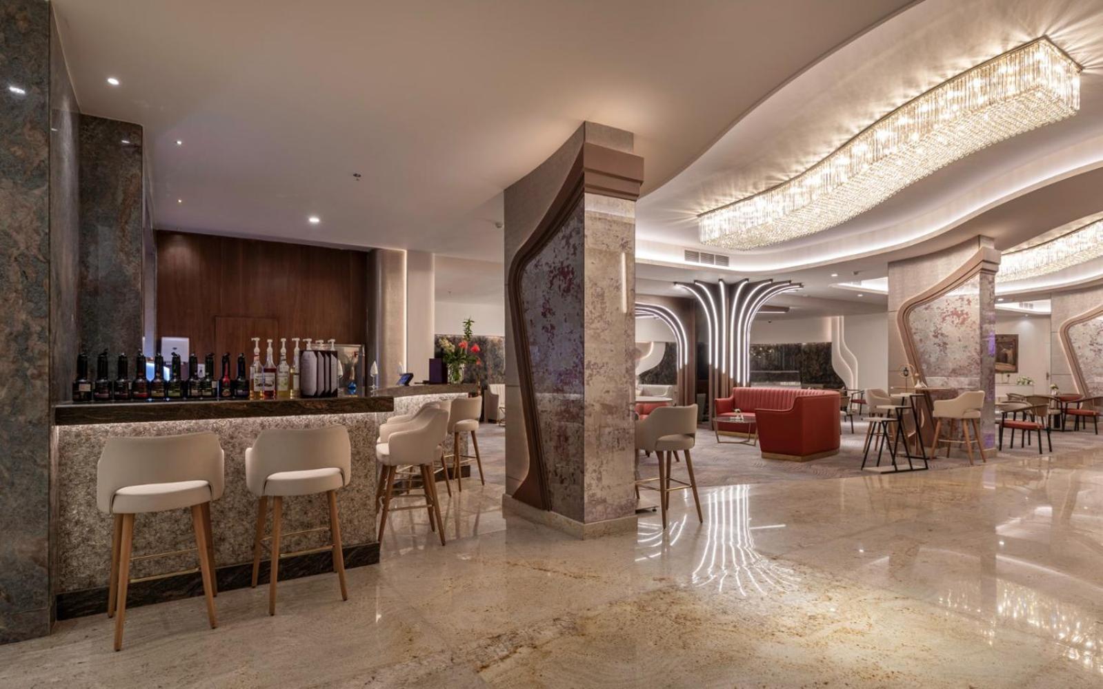 Mirage Hotel & Conference Center Alexandrië Buitenkant foto The lobby bar
