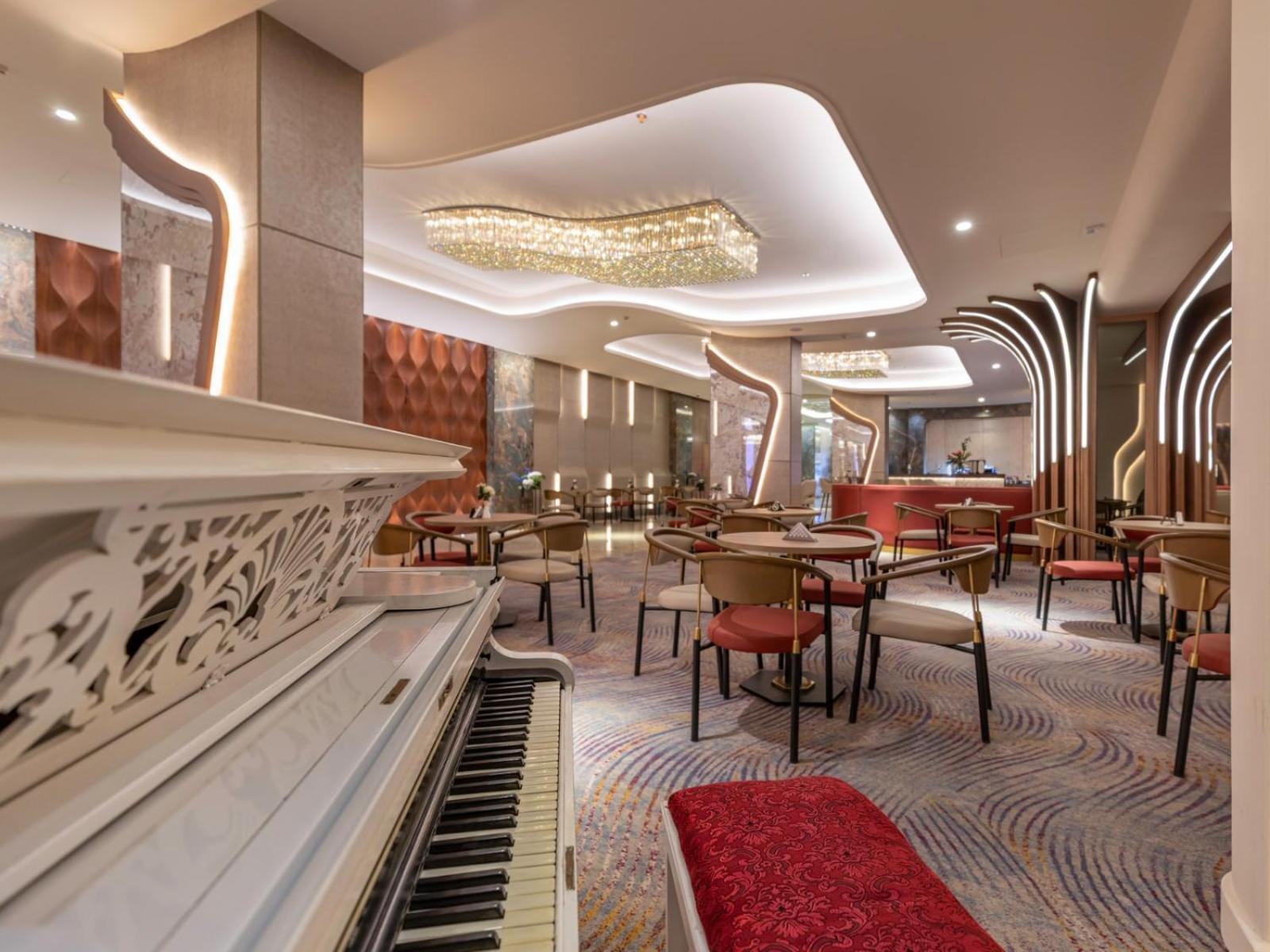 Mirage Hotel & Conference Center Alexandrië Buitenkant foto The interior of the new restaurant