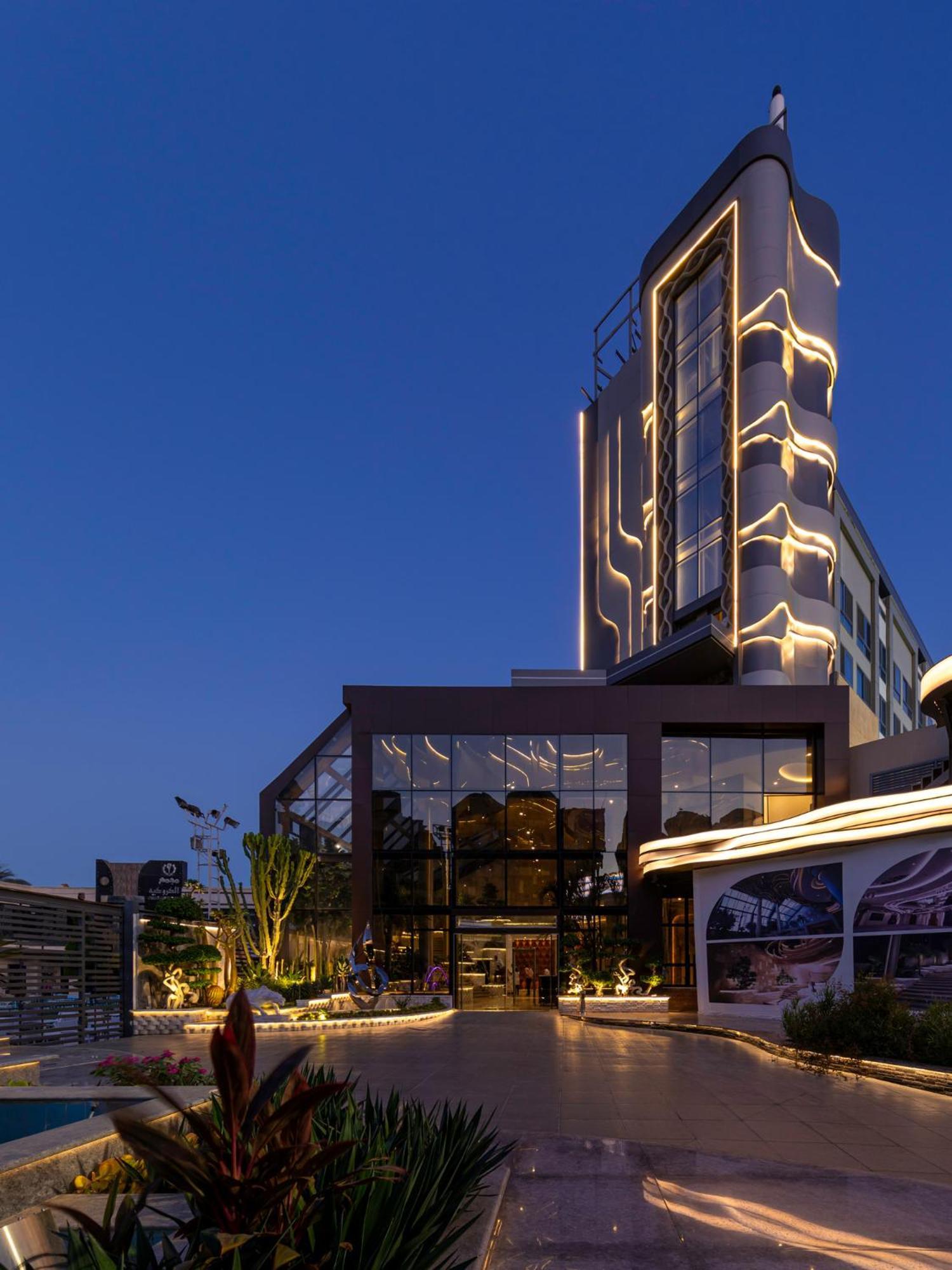 Mirage Hotel & Conference Center Alexandrië Buitenkant foto The hotel at night